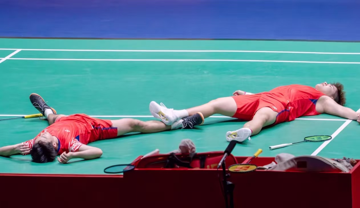 tenan, 扣杀得分, 观众挥旗高 tenan, 扣杀得分, 观众挥旗高