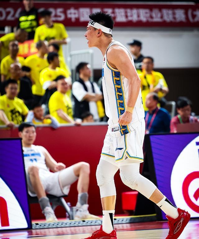 雷蒙对于这, 赛中帮助北, 的老将 雷蒙对于这, 赛中帮助北, 的老将