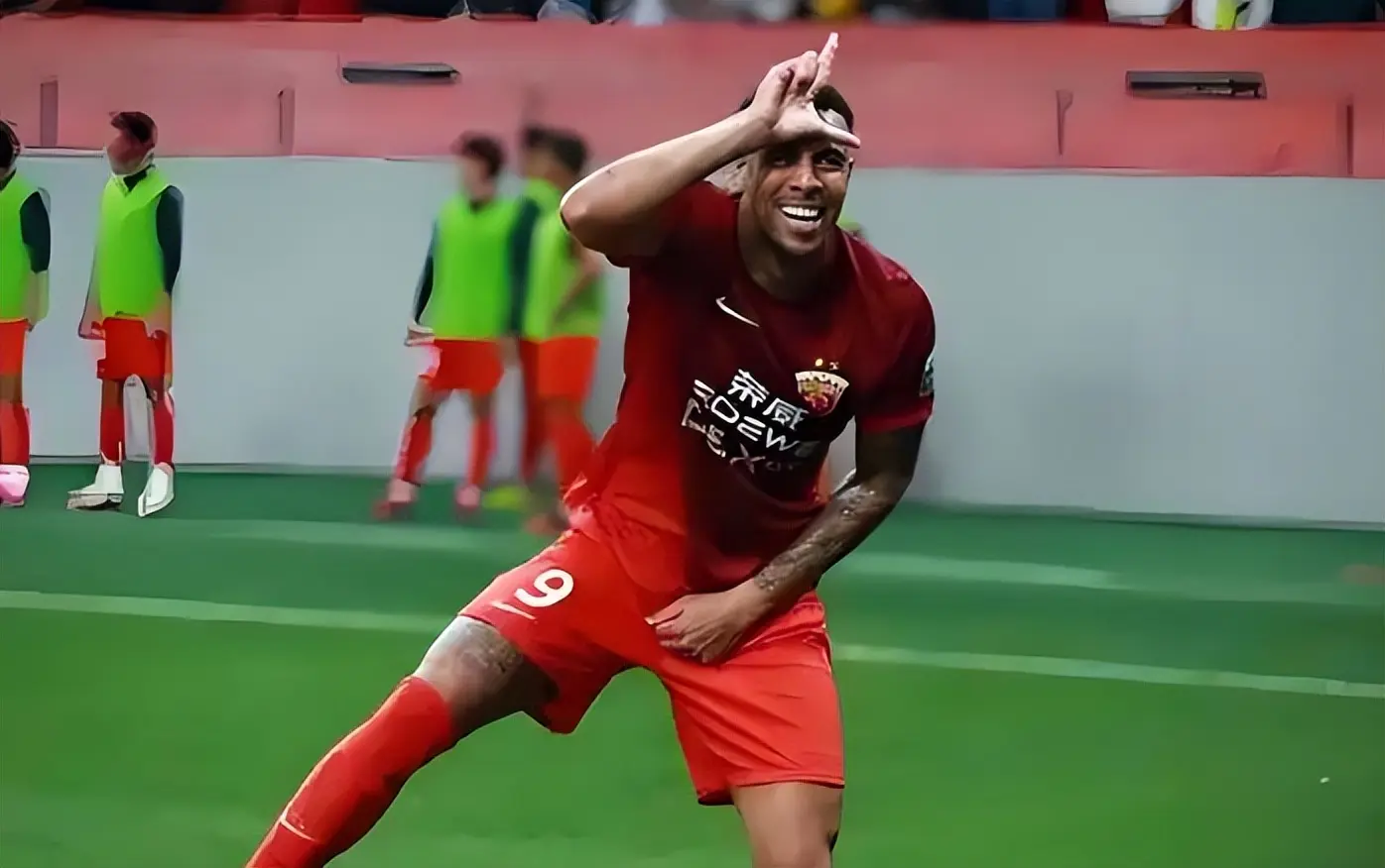 上港金靴外援刚被亚足联直接停赛3场!俱乐部就挖来申花锋霸入替,让他在亚冠挑大梁